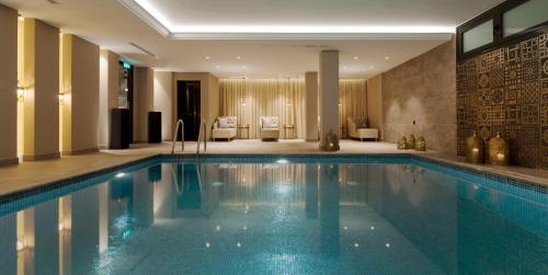 una gran piscina en una habitación de hotel en Kyniska Palace Conference & Spa en Mistras