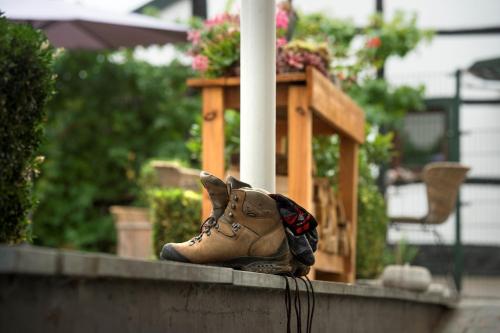 a pair of shoes sitting on a wall at Aparthotel Ons Epen in Epen