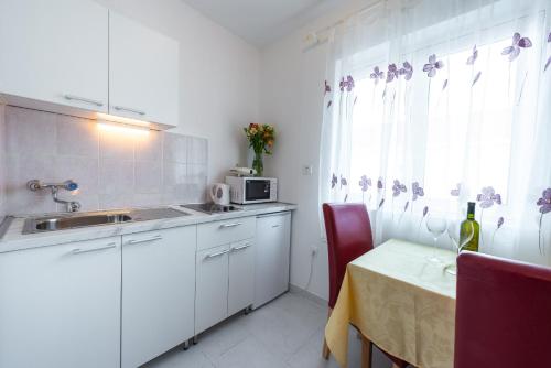 Η κουζίνα ή μικρή κουζίνα στο Apartment Fiorenini