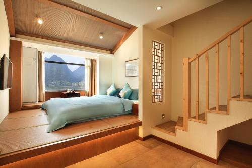 Tempat tidur dalam kamar di The Beyond Villa Guilin