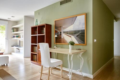 a home office with a desk and a chair at Apartamento Tíbula Teatro Parking in Mérida