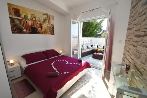 Apartment LIBRA with sea view في أوباتيا: غرفة نوم مع سرير أرجواني ومصممة من القلب