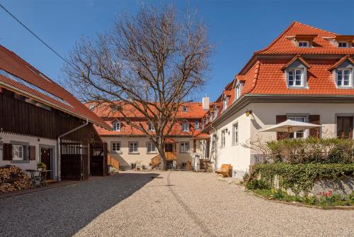 uma rua numa cidade com casas e uma árvore em Guesthouse Bärenbad em Staufen im Breisgau