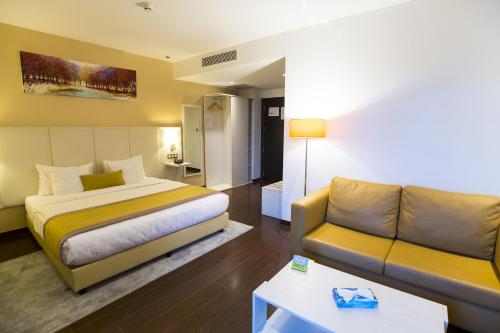 a hotel room with a bed and a couch at Hotel Best Night in Alger