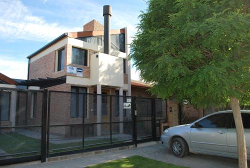 un coche blanco estacionado frente a un edificio en Las Anémonas Sur en Puerto Madryn