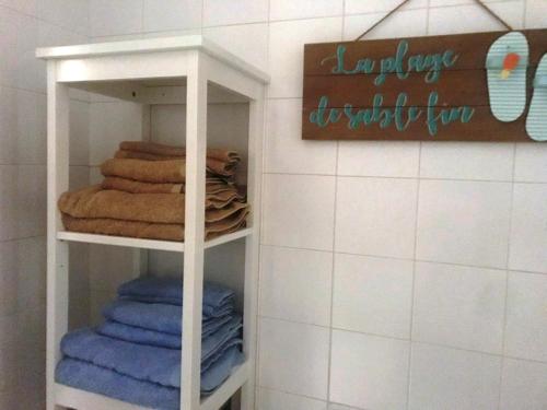 Un toallero blanco con toallas en el baño. en CASA EN ISLANTILLA GOLF. ALTAVISTA, en Islantilla