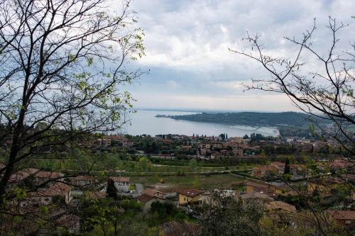 a view of a city and a body of water at El Rincon del Artista in Soiano del Lago