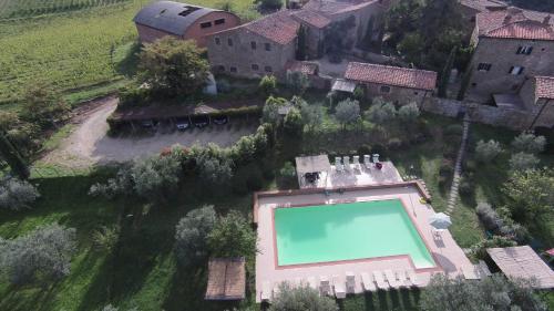 una vista aérea de una casa con piscina en Borgo Rapale, en Rapale
