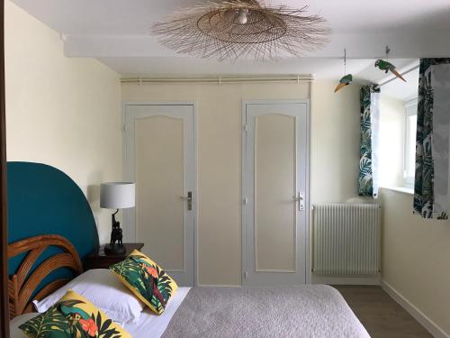 a bedroom with a bed and a window at Chambres d'Hôtes Le Clos Tassin in Colleville-sur-Mer