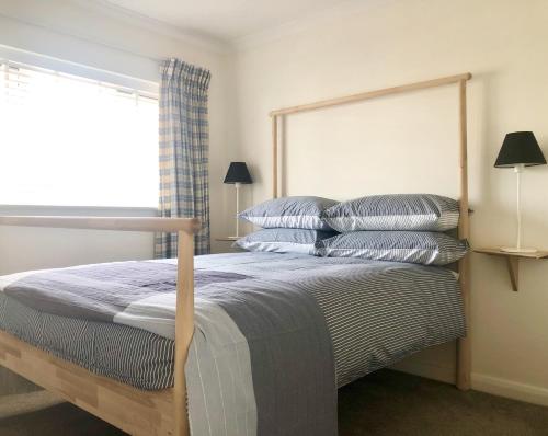 ライにあるWatersideのベッドルーム1室(枕付きのベッド1台、窓付)