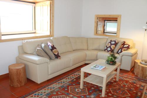 salon z kanapą i stołem w obiekcie Casa da Rosa w mieście Paredes de Coura