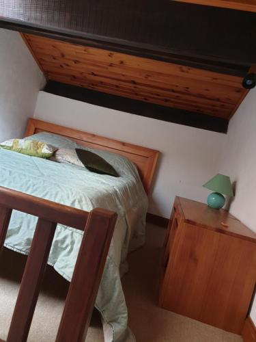une chambre avec un lit et une table avec une lampe dans l'établissement STUDIO avec Mezzanine, à Corte