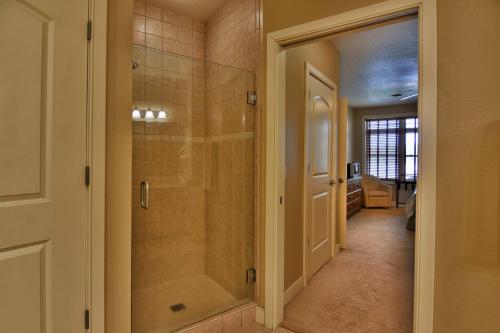 La salle de bains est pourvue d'une douche à l'italienne. dans l'établissement Unit 411A 1 Bd 1 Ba Condo Condo, à Birchwood