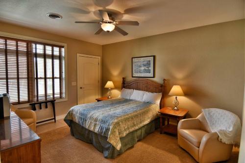 - une chambre avec un lit et un ventilateur de plafond dans l'établissement Unit 411A 1 Bd 1 Ba Condo Condo, à Birchwood