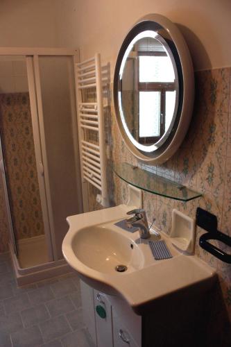 a bathroom with a sink and a mirror at Patty green house in Castellana Grotte