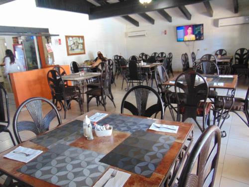 Un restaurante o sitio para comer en Hotel El Rancho