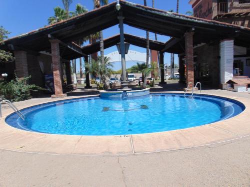 una gran piscina frente a un edificio en Hotel El Rancho, en Navojoa