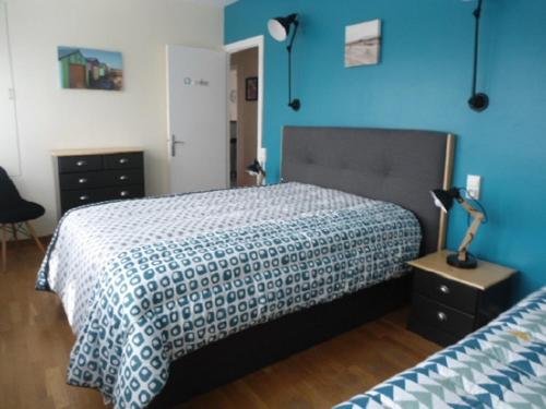 アネルにあるSous les Ventsの青い壁のベッドルーム1室(ベッド1台付)