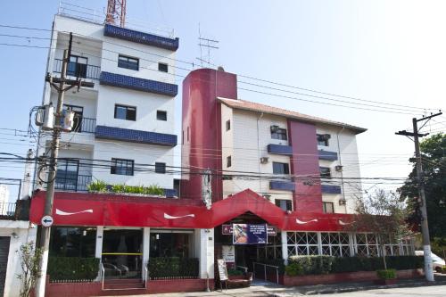 een gebouw met een rode luifel ervoor bij Requinte Hotel in Sao Paulo