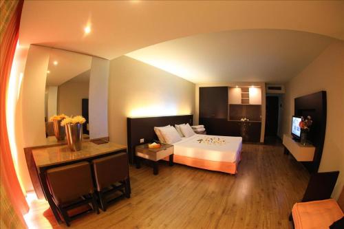 Postel nebo postele na pokoji v ubytování Castel Mare Beach Hotel & Resort