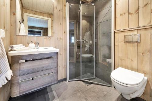 a bathroom with a shower and a toilet and a sink at Kilen Lodge in Gaustablikk