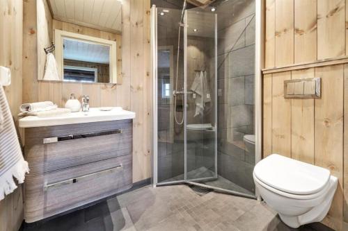 GaustablikkKilen Lodge的浴室里有淋浴、马桶和洗手池。