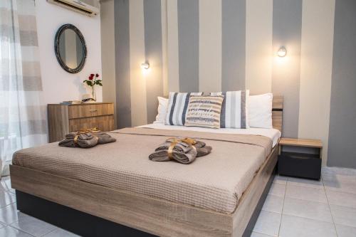 A bed or beds in a room at Sunset Apartments