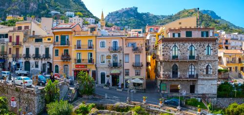 uma vista para uma cidade com edifícios em Taormina Bedda Rooms em Taormina