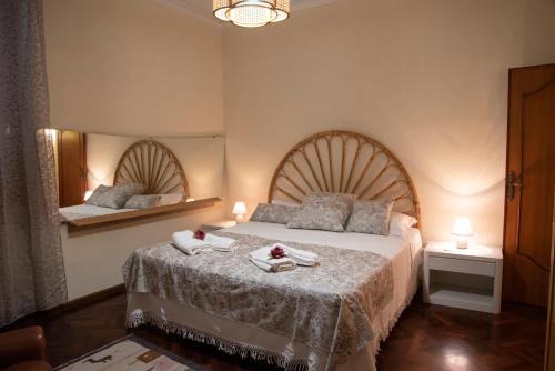 - une chambre avec un grand lit et deux miroirs dans l'établissement Casa FONTESECCA, à Castiglion Fiorentino