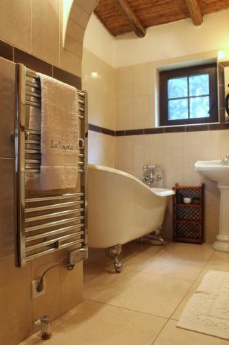 a large bathroom with a tub and a sink at La Quinta casa com piscina privada in Loulé