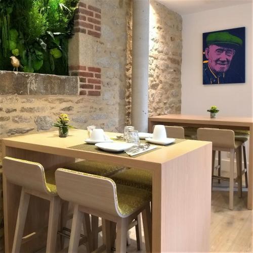 a dining room with a table and chairs at Hôtel Ginkgo - SPA Biloba in Quimper