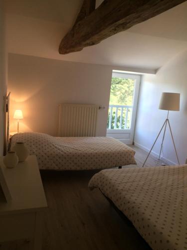 A bed or beds in a room at LE PETIT MONTY Gite Cote Etang