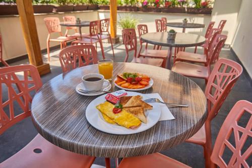 einen Tisch mit 2 Tellern Essen und einer Tasse Kaffee in der Unterkunft Wyndham Garden Mexico Reforma in Mexiko-Stadt