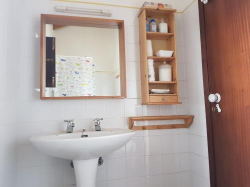 un baño con lavabo y espejo en Monte da Clareira - Comporta Carvalhal Melides, en Grândola