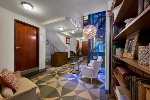 a lobby with a waiting area with chairs and a door at Senia Reforma in Mexico City