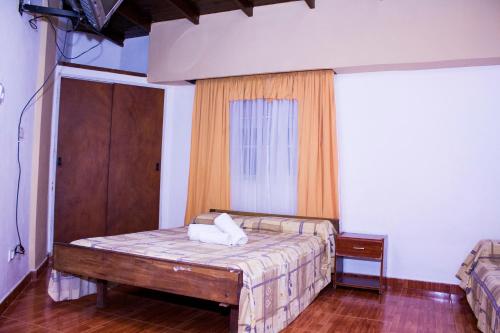 Departamentos 27 في سان كليمنتي ديل تويو: غرفة نوم بسرير مع أرضية خشبية