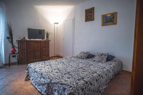 una camera con letto e TV a schermo piatto di AUNTIE EVELYN'S HOME - Appartamento, Giardino&BBQ a Sestri Levante