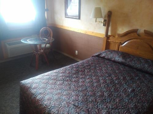 Ένα ή περισσότερα κρεβάτια σε δωμάτιο στο Algoma Motel