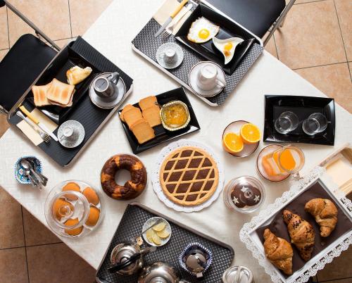 サン・ジョヴァンニ・イン・フィオーレにあるMastro Gioの朝食用の様々な食材をトッピングしたテーブル