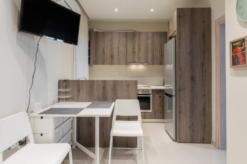 Kuchyň nebo kuchyňský kout v ubytování Cozy Apartment in City Center