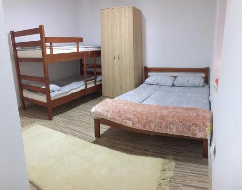 een slaapkamer met een bed en een stapelbed bij The Blue Eye in Vusanje