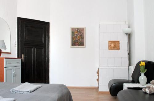 sypialnia z łóżkiem, krzesłem i drzwiami w obiekcie Bielski Lawendowa Rooms w Gdańsku