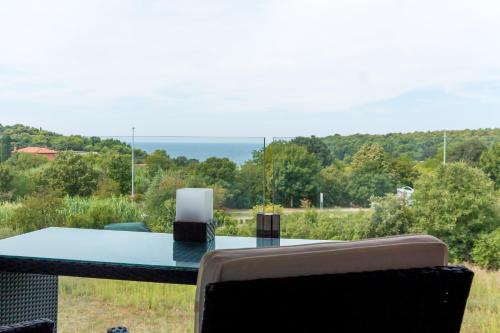 a table and chairs with a view of the ocean at Monte Paradiso Panorama in Pula