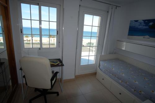 Postel nebo postele na pokoji v ubytování Seafront Penthouse Almeria
