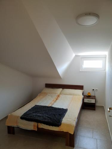 Una cama o camas en una habitación de apartma Jelka