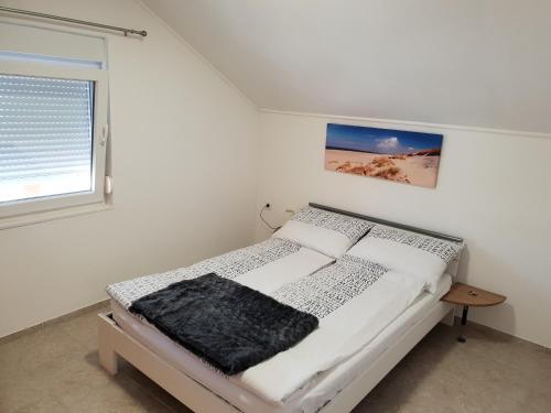 Un pat sau paturi într-o cameră la apartma Jelka