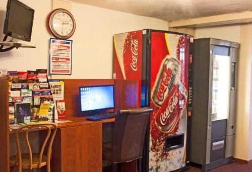 a room with a computer and a soda machine at Koopermoolen in Amsterdam