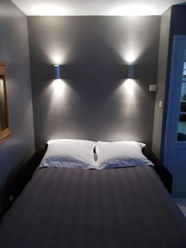 - une chambre dotée d'un grand lit avec deux lumières dans l'établissement Gite Gabrielle, à Saint-Jean-dʼAlcapiès