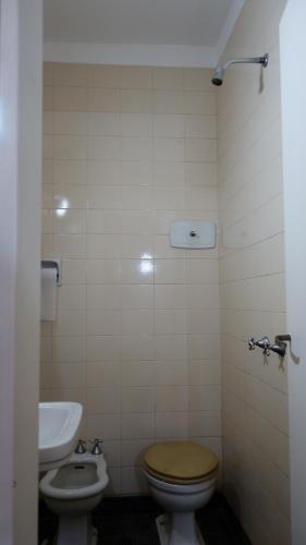 bagno con servizi igienici e lavandino di Hotel KEY´S a Buenos Aires
