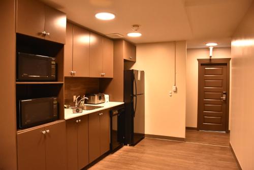 PARTY HOSTEL - The Canmore Hotel Hostelにあるキッチンまたは簡易キッチン